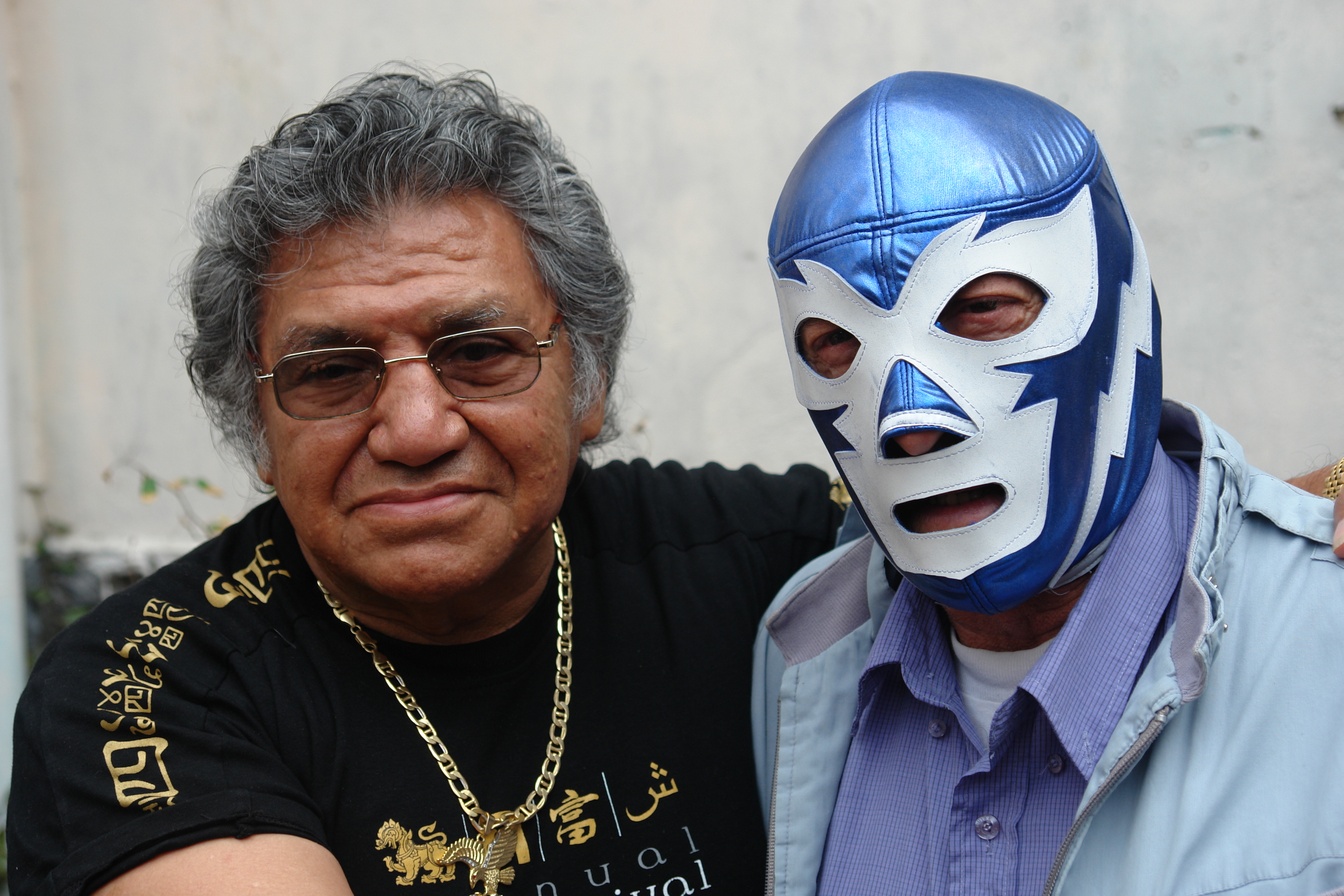 Mascara Negra III (Carlos Barrios) y Rayo Chapín. - dsc03696
